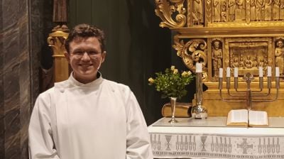 Benjamin Fjellheim Olsen foran altertavla i Kvam kyrkje. Foto: Jens Petter Ous