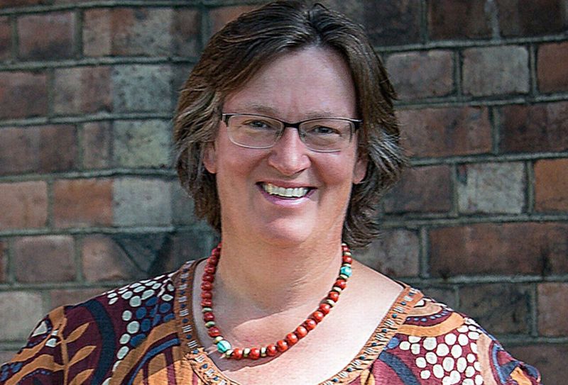 Caroline Serck-Hanssen vigslast til prest i Den norske kyrkje. Foto: Julia Karchina
