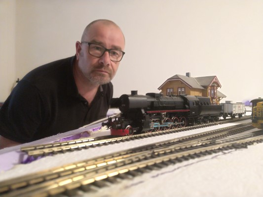 Toginteressen har han fortsatt, den nye soknepresten i Furnes. Foto: Privat