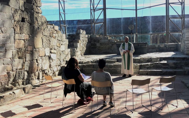 Morgenbønn for pilegrimer er fast tradisjon i Hamardomen, like ved det regionale pilegrimssenteret med overnatting. Foto: Hamar bispedømmeråd. 