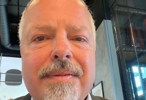 Ola Viker Lunde tjuvstarta tenesta som kyrkjelydsprest med gudsteneste i Volbu kyrkje. Nå blir kyrkja ei av fem den nye soknepresten skal gjere teneste i. Foto: privat.