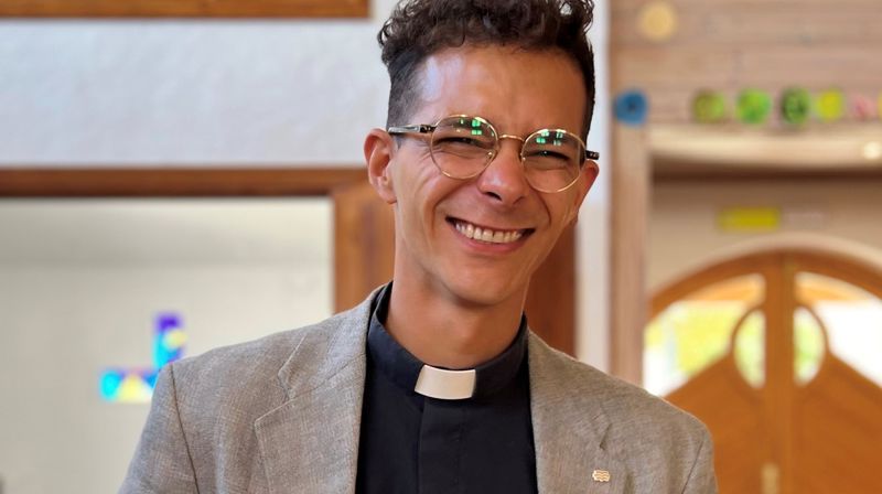 Høsten 2024 starter Yrjan Mirzai Sunde opp som sokneprest i Vinger. Foto: Privat