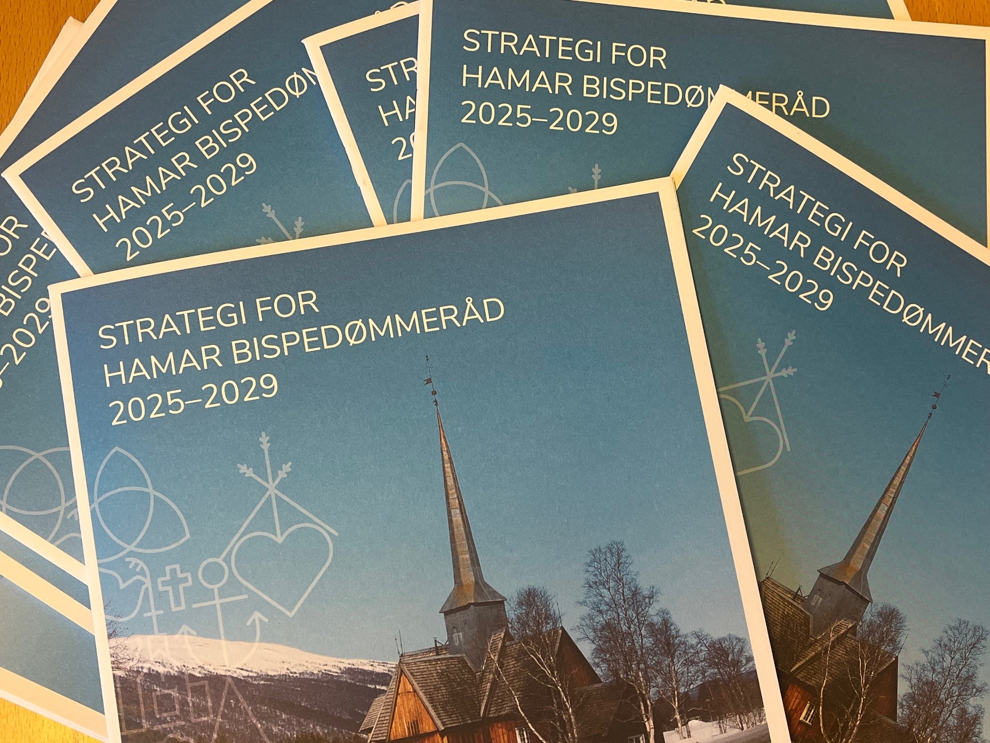 Alle prester, menighetsrådsledere, fellesrådsledere og kirkeverger i Hamar bispedømme vil motta en fysisk utgave av strategien. Foto: Hamar bispedømmeråd
