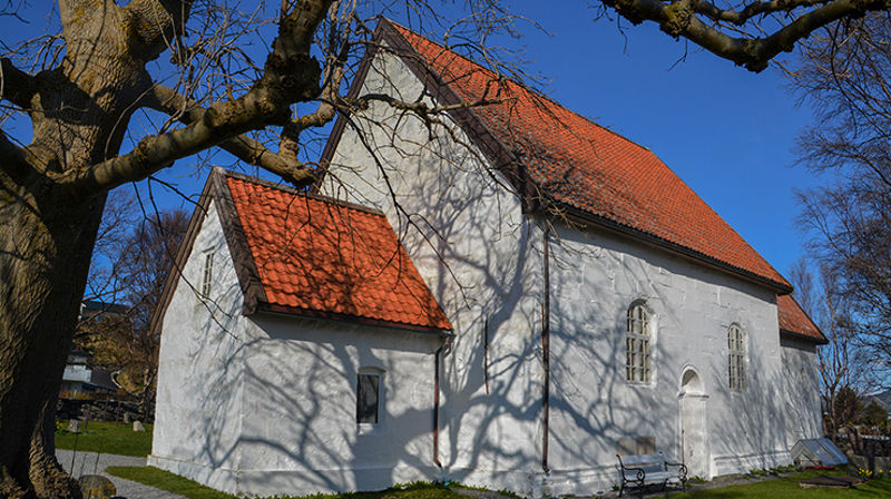 Giske kyrkje er frå ca. 1130.  Foto: Svein Magne Harnes ©  
