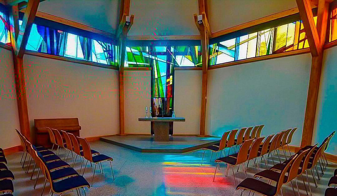 "Da vi trengte det som mest, da vi lengtet etter å samles rundt Ordet, finne ord til troen gjennom påskesalmene og kjenne at vi ikke var overlatt til oss selv, men fortsatt hørte til i det store fellesskapet, fikk vi gjøre det", skriver biskop Ingeborg Midttømme i sin pinsehilsen. (foto: Johanneskapellet, Valderøy)