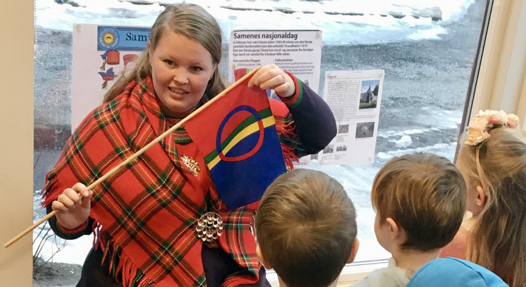 Trosopplærer i Sunndal, May Jønsson, som selv har samisk opprinnelse, forteller barnehagebarn om samenes nasjonaldag 6. februar og om samisk kultur. 