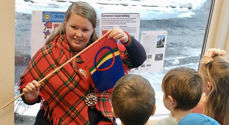 Trosopplærer i Sunndal, May Jønsson, som selv har samisk opprinnelse, forteller barnehagebarn om samenes nasjonaldag 6. februar og om samisk kultur. 