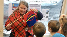 Trosopplærer i Sunndal, May Jønsson, som selv har samisk opprinnelse, forteller barnehagebarn om samenes nasjonaldag 6. februar og om samisk kultur.