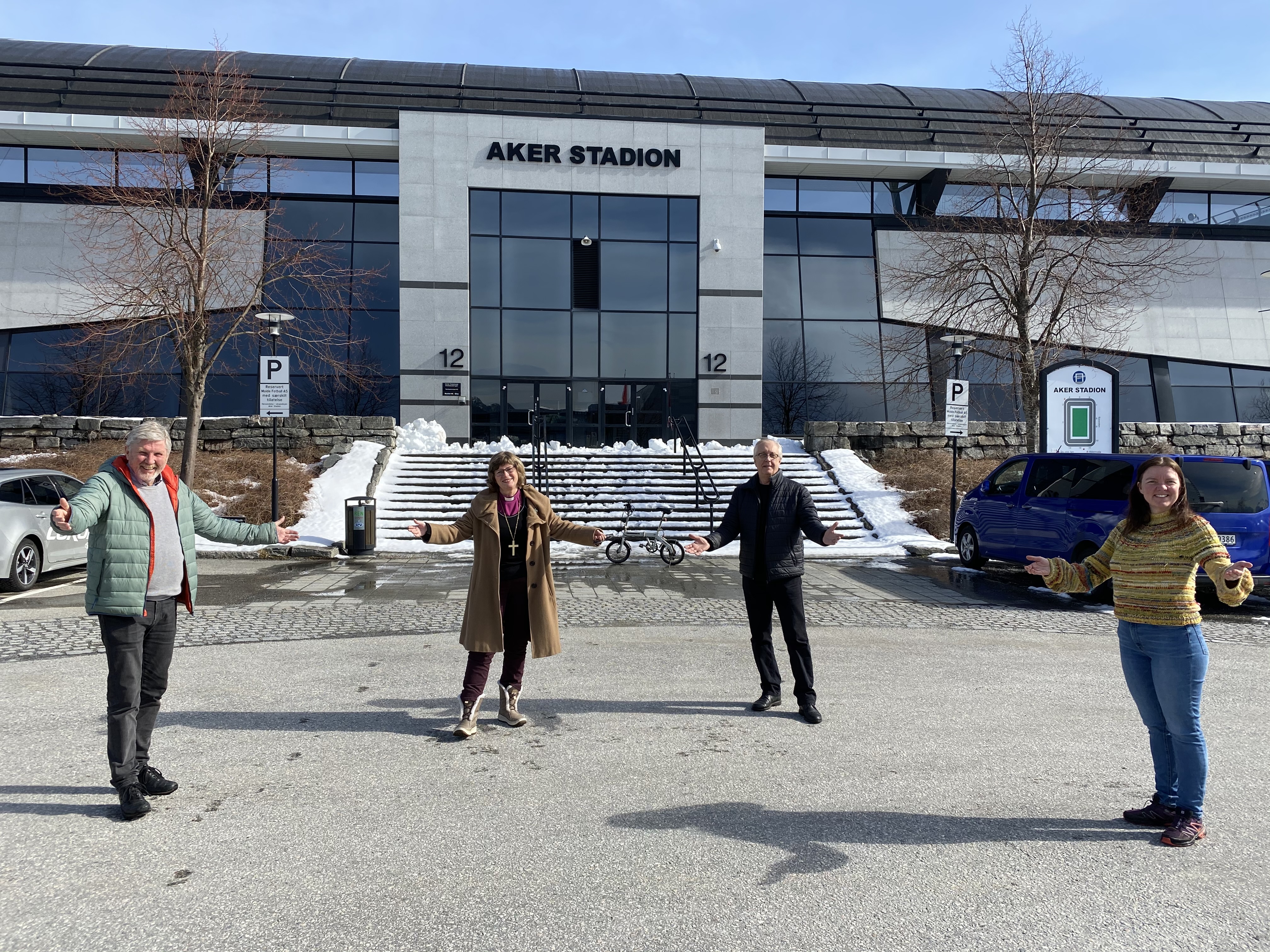 – Velkommen til drive-in-gudstjeneste 1. påskedag, ønsker fra v. daglig leder Finn Arild Fjøren, biskop Ingeborg, kirketjener Jan Lundstrøm, sogneprest Grethe Lystad Johnsen. 