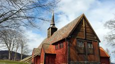 Kvernes Stavkirke i Averøy på Nordmøre er ikke middelalderkirke likevel, viser nye oppsiktsvekkende undersøkelser. Kirken er trolig bygget ca.1630 og ikke på 1300-tallet. (Foto: Svein Magne Harnes)