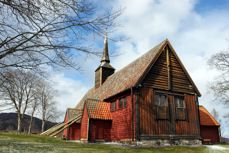 Kvernes Stavkirke i Averøy på Nordmøre er ikke middelalderkirke likevel, viser nye oppsiktsvekkende undersøkelser. Kirken er trolig bygget ca.1630 og ikke på 1300-tallet. (Foto: Svein Magne Harnes)