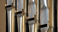 Hovudgrepet i den justerte ordninga for hovudgudstenesta er at der kyrkjelydane er aktive deltakarar i gudstenesta, skal det gjennom den nye justerte ordninga bli endå rikare mogelegheiter til dette.