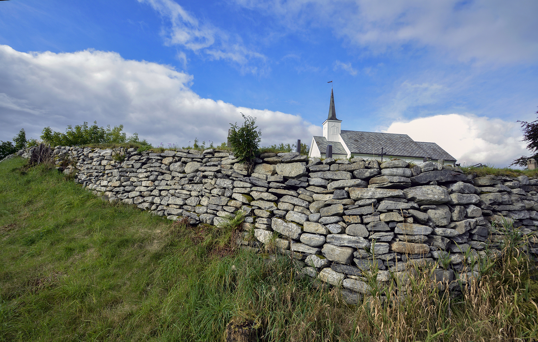 Den norske kirke samarbeider tett med antikvariske myndigheter om vedlikeholdsarbeidet og bevaring av kirkebygg, og de ekstra 50 millionene vil bli prioritert inn i dette. På bildet Rovde kyrkje (foto: Svein Magne Harnes)