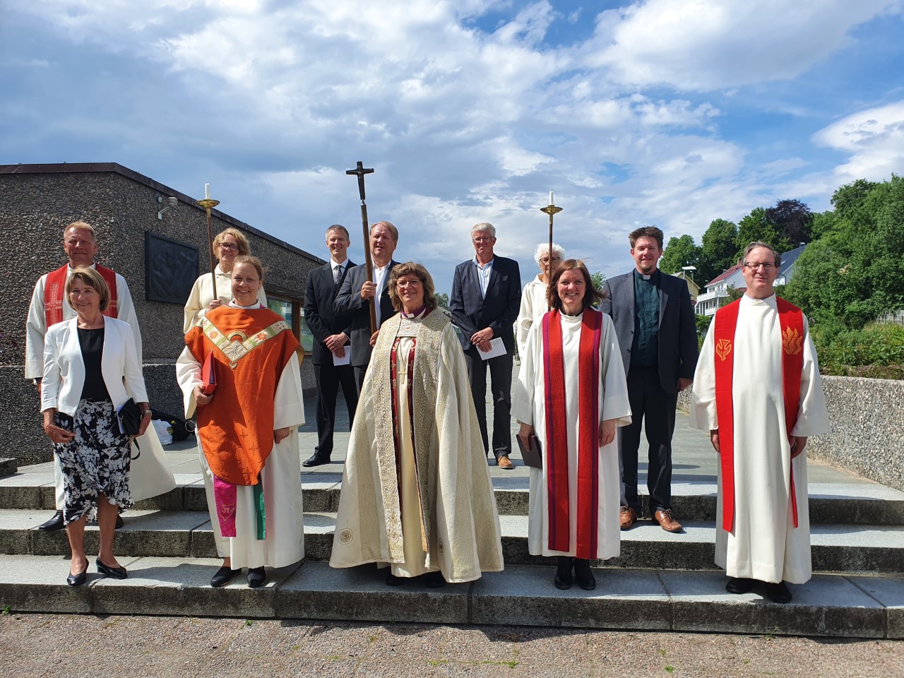 ORDINASJON: Søndag 21. juni vart Ellen Schiøtt ordinert til sokneprest i Vike- og Tresfjord sokn. Vigslinga gjekk føre seg i Molde domkirke, og det var biskop Ingeborg Midttømme som stod for ordinasjonshandlinga. Til stades under ordinasjonen, frå venstre: Prost i Indre Romsdal prosti, Erling Nevland; leiar for Vike- og Tresfjord sokneråd, ellen Andreassen; medliturg Heidi Elnes i Molde domkirke menighet, ordinanden Ellen Schiøtt; Andrew Donald Wergeland fra MF; medliturg Frode Rabbevåg i Møre bispedømmeråd; biskop Ingeborg Midttømme, leiar for Vestnes kyrkjelege fellesråd, Emil Balstad; medliturg Turid Nyland; sokneprest Grete Lystad Johnsen; domkantor Magnus Moksnes Myhre; domprost Olav Gading. Foto: Lars Skagestad