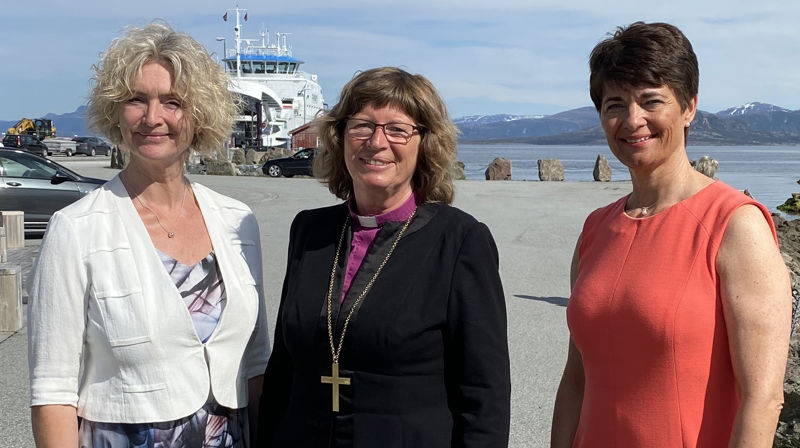 Frå v. fylkesordførar Tove Lise Torve, biskop Ingeborg Midttømme og fylkesmann Rigmor Brøste var mellom bidragsytarane når felles regionalt pilegrimssenter for Møre og Romsdal og Trøndelag vart opna i strålande sommarvêr 2. pinsedag.