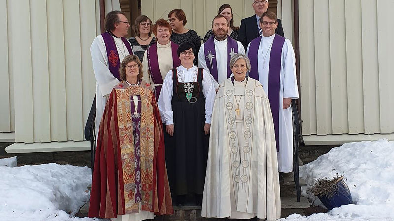 Lokalt kirkelige ansatte, rådsmedlemmer, representanter fra Rindal kommune, biskopene i Nidaros og Møre samt prester og proster i området deltok da det ble markert at Rindal sokn fra årsskiftet går over fra Møre bispedømme til Nidaros bispedømme. Fra v.: Dagfinn Thomassen – prost i Orkdal prosti, Ingeborg Midttømme - biskop i Møre, (bak) Elsa Jensvold - trosopplærer i Rindal, Lene Gåsvatn – sokneprest i Rindal, Vibeke Langli - ordfører i Rindal, (bak) Ingeborg Nordlund - kirkeverge i Rindal og Surnadal, Vidar Wilhelmsen Rygh - sokneprest i Surnadal, (bak) Johanne Bjørkhaug - kantor i Rindal, Herborg Finnset – biskop i Nidaros, Leif Endre Grutle – prost i Indre Nordmøre prosti og (bak) Leif Ove Grytbakk - soknerådsleder i Rindal.