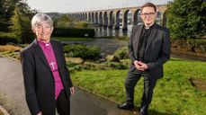 Mark Wroe (t.h.) er utnemnd til ny biskop i Berwick, heilt nord i Newcastle bispedøme, vennskapsbispedømet til Møre. Han blir den andre biskopen i Berwick på 448 år. Mark vil samarbeide nært med biskop Christine (t.v.) i Newcastle.