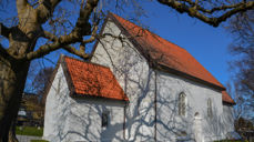 Stortinget har vedtatt en milliardsatsing på bevaring av kulturhistorisk verdifulle kirkebygg. Nå skal Den norske kirke og Riksantikvaren foreslå hvordan midlene fra OVF kan brukes på å bevare kirkene. I Møre er omkring halvparten av de totalt 120 kirkene listeført av Riksantikvaren som særlig kulturhistorisk verdifulle. 10 kirker i Møre er totalfredet, bl.a. alle middelalderkirkene, som Giske kirke fra 1100-tallet (bildet) Foto: Svein Magne Harnes