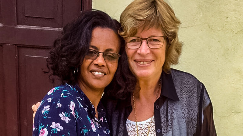 Lørdag 20. november fyller biskop Ingeborg Midttømme 60 år. I forbindelse med markeringen har hun tatt inititativ til en innsamling til støtte for utdanning av kvinnelige prester i Etiopia. På bildet: Dr. Ebisse Abdissa, dekan ved Mekane Yesus Theological Seminary (MYTS) i Etiopia, og biskop Ingeborg Midttømme i Møre bispedømme.