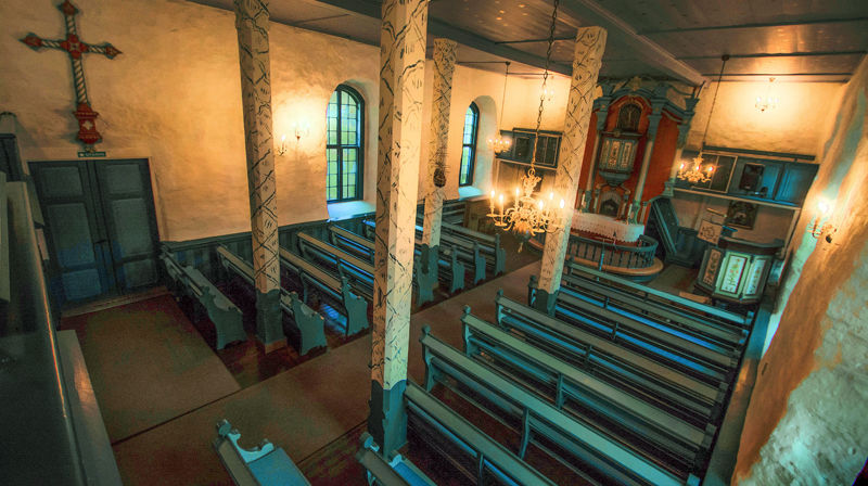 Hen kirke i Isfjorden i Rauma kommune er bygget i mur og ble oppført i 1831. (foto: Svein Magne Harnes)