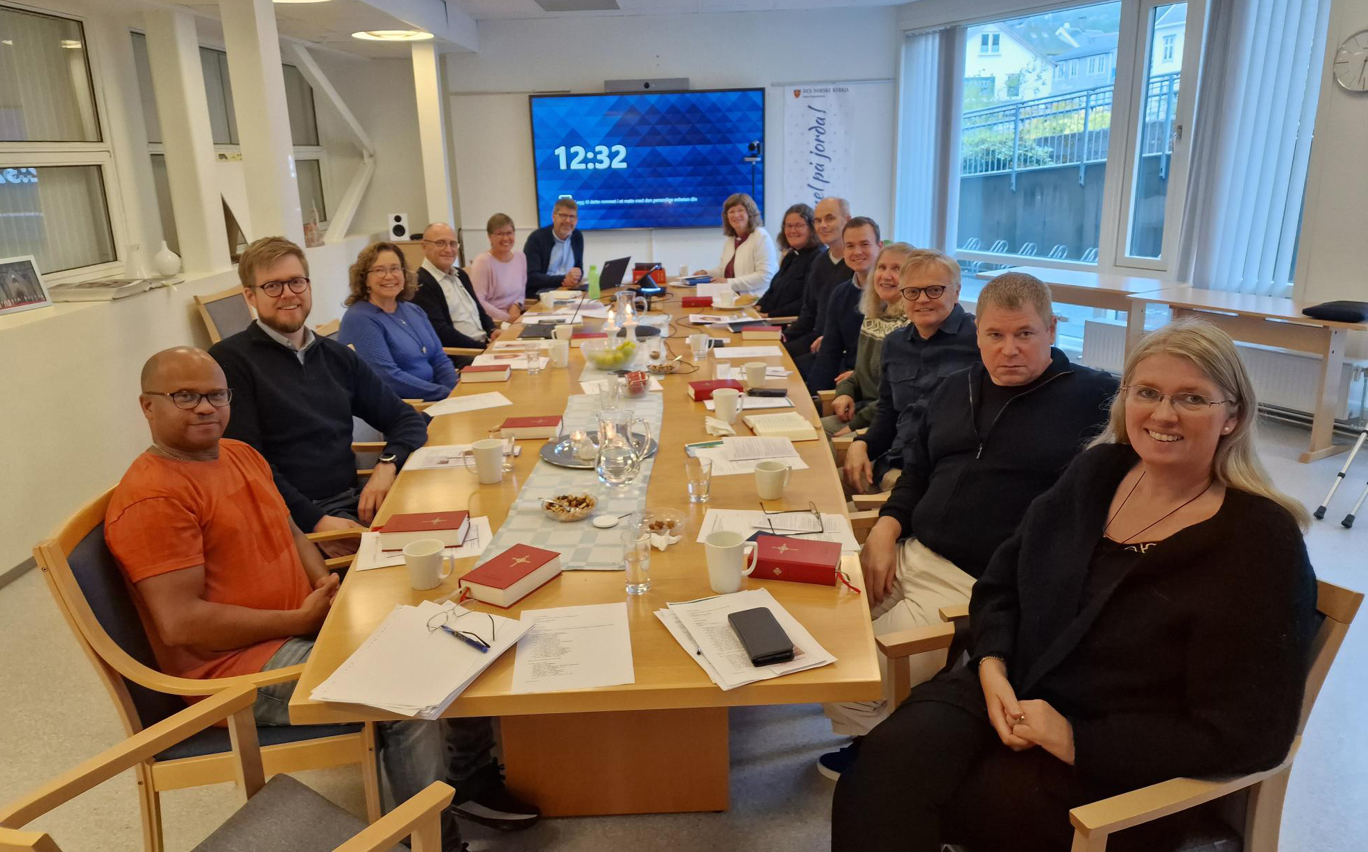 På venstre side av bordet: Karl McAllister, Per Kristian Hovden Sætre, Solfrid Leinebø Seljås, Arvid Helle (leiar av kyrkjefagsavdelinga på bispedømekontoret), Elin Næsje Sætre (kontorleiar Møre bispedømekontor) og Lars Skagestad (personalrådgivar Møre bispedømekontor). På høgresida av bordet finn vi, frå nedst til øvst: biskop Ingeborg Midttømme, Bjørg Marie Myhre, Tor Koppang, Tommy Høgset, Lynn Brakstad, Knut Farstad, David Spjøtvold og Toril Stendal. Ikkje med på bilete: Mirjam Håland Igland                                                                                    