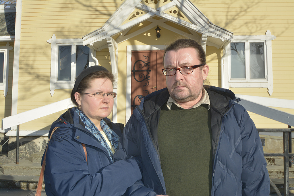 Julija Bujanovaite-Sokol og Volodymyr Sokol ved porten til Frei kirke.