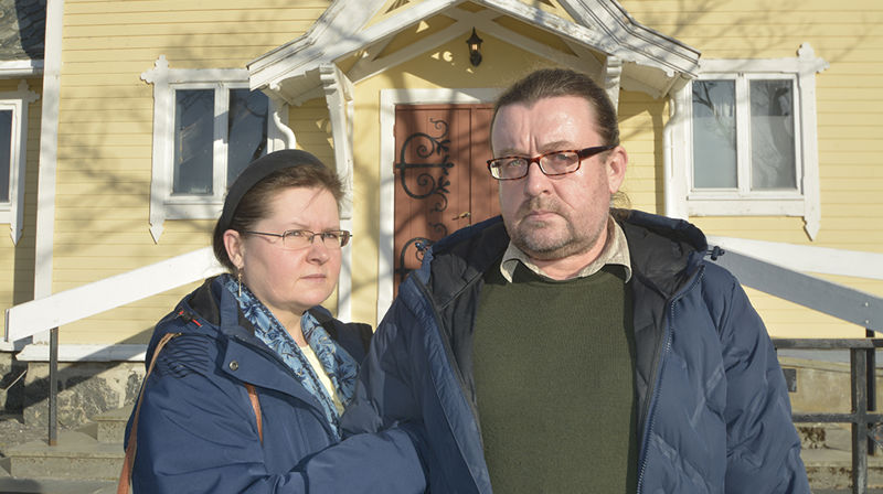 Julija Bujanovaite-Sokol og Volodymyr Sokol ved porten til Frei kirke.