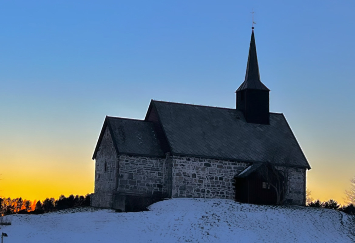 Edøy gamle kirke (ca. 1190) på Edøya i Smøla kommune er ei av kyrkjene i Møre som vil nyte godt av bevaringsprogrammet for kyrkjebygg. (foto: Svein Magne Harnes) 
