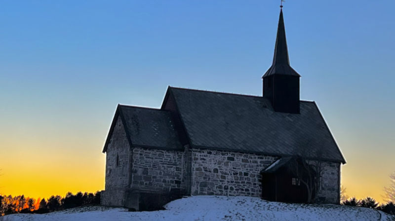 Edøy gamle kirke (ca. 1190) på Edøya i Smøla kommune er ei av kyrkjene i Møre som vil nyte godt av bevaringsprogrammet for kyrkjebygg. (foto: Svein Magne Harnes) 
