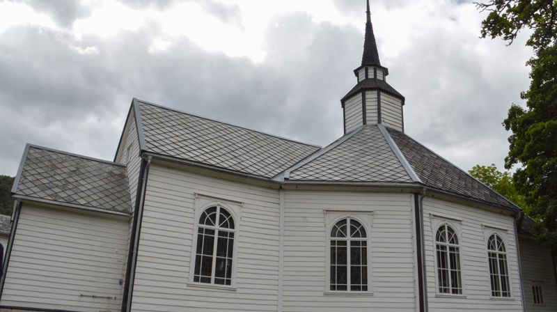Ombygging av kyrkjer krev godkjenning frå biskopen. Stranda kyrkje. (foto: Svein Magne Harnes)