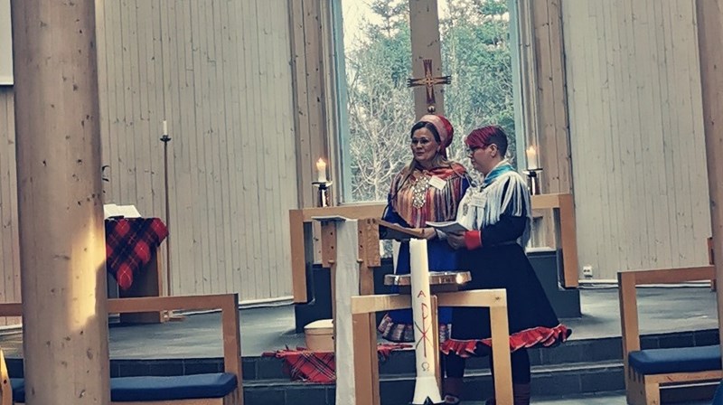 Leder i Samisk kirkeråd Sara Ellen Anne Eira og tolk Anne Marit Eira Anti. Foto Samisk kirkeråd / Den norske kirke