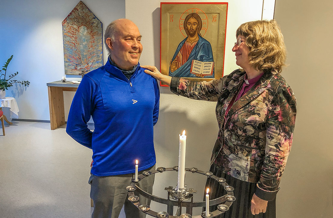 Takk: Biskop Ingeborg Midttømme takkar Per Eilert Orten for 37 års trufast teneste som prest i Aure. (foto: Svein Magne Harnes)