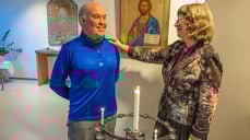 Takk: Biskop Ingeborg Midttømme takkar Per Eilert Orten for 37 års trufast teneste som prest i Aure. (foto: Svein Magne Harnes)