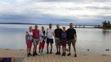 Bilde fra pilegrimsvandring høsten 2019. Bildet er tatt ved Balatonsjøen, og har følgende personer (fra venstre): Marit Nordhaug, Inge Solli, Astrid Grøvan Vikhagen, Attila Hernady (reiseleder), Hallgeir Ringstad, Trine Ringstad og Tormod Remøy. Foto: Privat