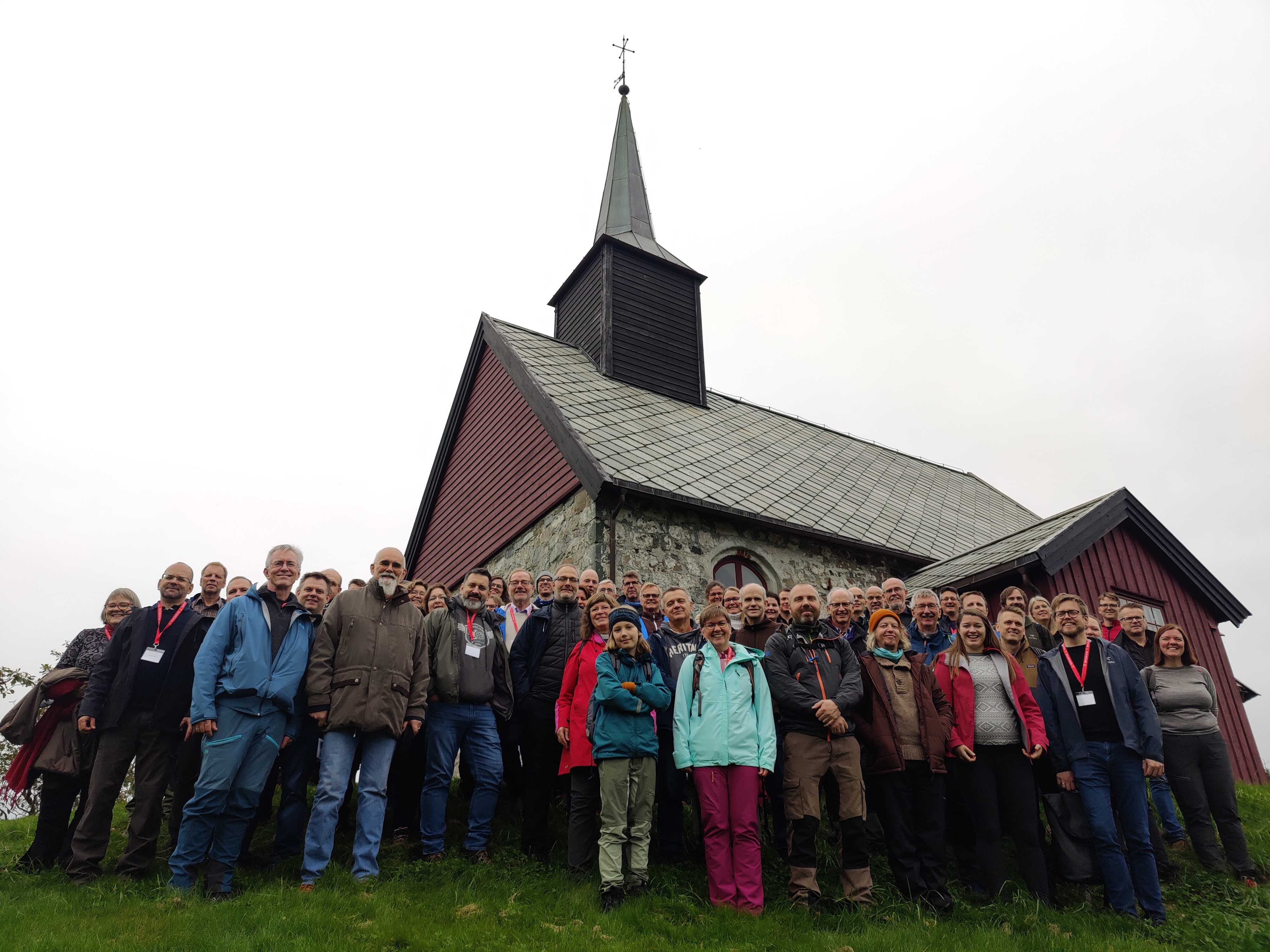 Utanfor gamle Edøy kyrkje: Prestane i Møre og tilsette ved bispedømekontoret, saman med ei gruppe på ni frå vårt venskapsbispedøme i Ungarn. Bilete: Møre bispedøme