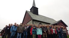 Utanfor gamle Edøy kyrkje: Prestane i Møre og tilsette ved bispedømekontoret, saman med ei gruppe på ni frå vårt venskapsbispedøme i Ungarn. Bilete: Møre bispedøme