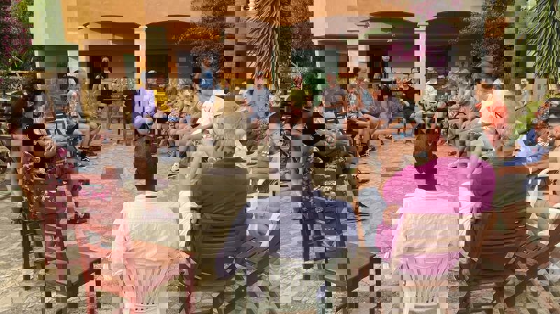 Julia Jakobsen leder en studentsamling i Mallorca. Foto: Privat