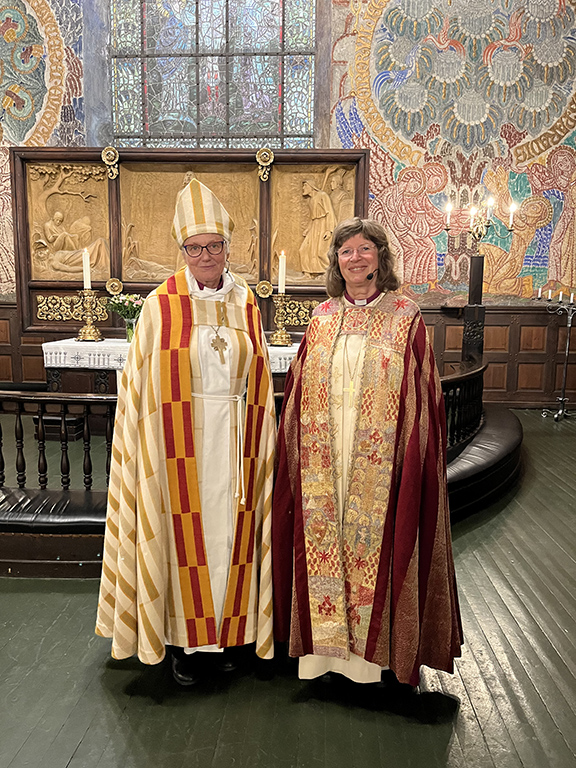 Erkebiskop Antje Jackelen, Svenska kyrkjan, saman med biskop Ingeborg Midttømme, Møre bispedøme. Bilete: Møre bispedøme