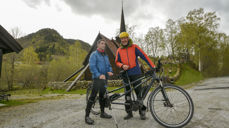 Syns- og hørslehemma Tare Taksem frå Oppdal (Kjent frå m.a. Lars Monsens "Ingen grenser", har no sett seg føre å sykle 170 mil til alle stavkyrkjene i landet. Den månadlange turneen starta ved Rødven stavkyrkje (1300-talet), der Tare ankom saman med sin tandemsykkel-kompanjong Arne Opdahl. (foto: Svein Magne Harnes)