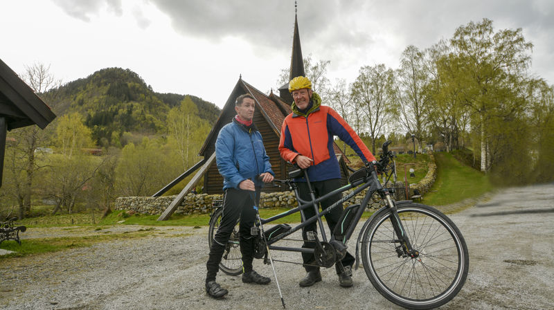 Syns- og hørslehemma Tare Taksem frå Oppdal (Kjent frå m.a. Lars Monsens "Ingen grenser", har no sett seg føre å sykle 170 mil til alle stavkyrkjene i landet. Den månadlange turneen starta ved Rødven stavkyrkje (1300-talet), der Tare ankom saman med sin tandemsykkel-kompanjong Arne Opdahl. (foto: Svein Magne Harnes)