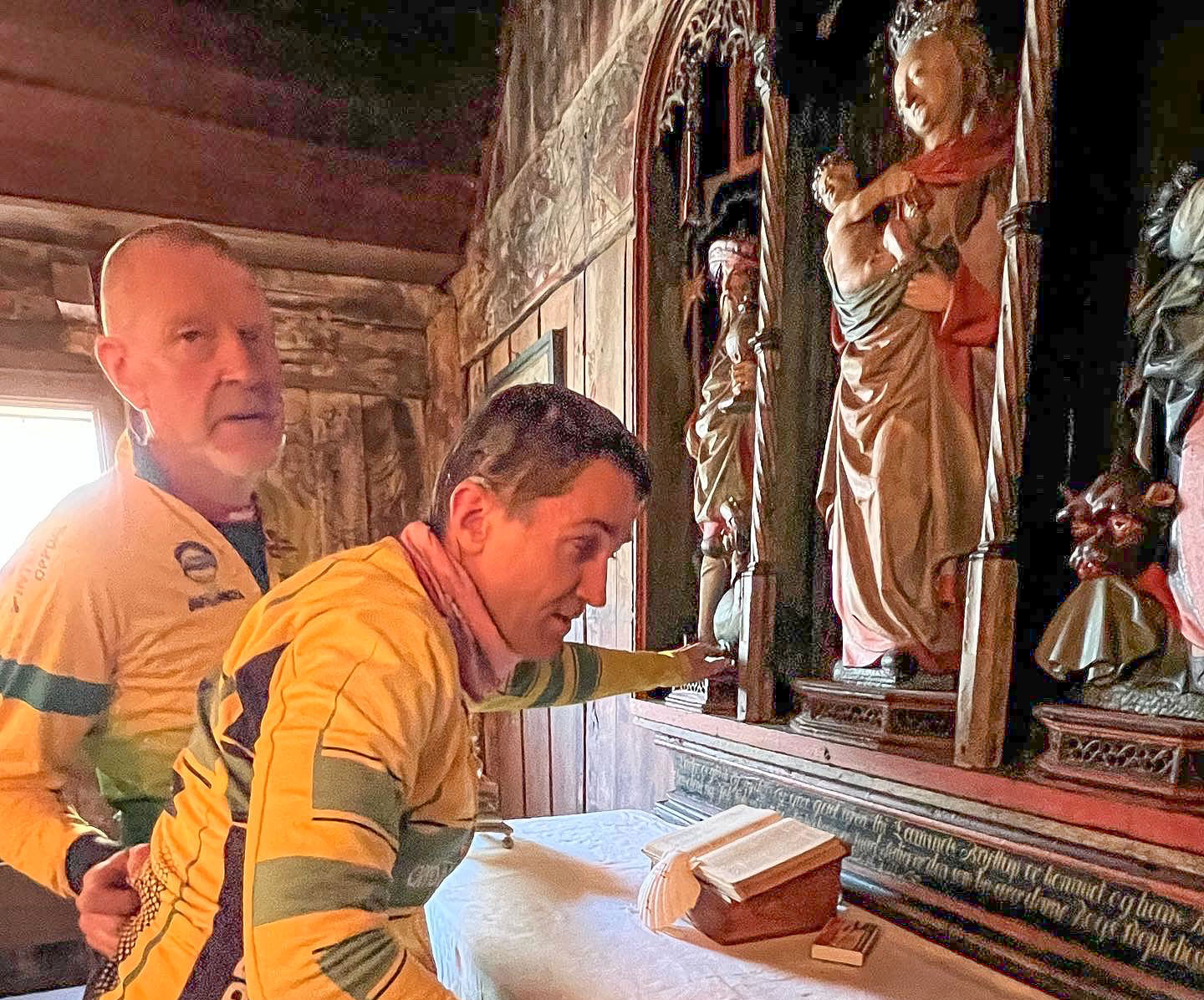 Å kjenne på kunst, interiør og gjenstander er en viktig dimensjon i kirkene, mener Tare Teksum (t.h.), som tok seg god tid i Grip stavkirke. Her sammen med medsyklist og mehjelper Arne Opdahl.  