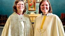 Biskop Ingeborg Midttømme sammen med domprost Grethe Lystad Jonsen