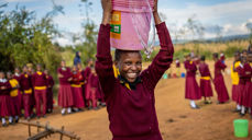 Deodata brukte tre timer på dette hver dag, noe som resulterte i at hun ikke kunne fullføre skolen. Nå tar turen for å hente vann kun 5 minutter. Foto: Kirkens Nødhjelp