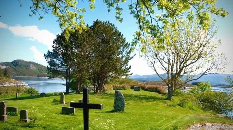 Eit bilete av den gamle kyrkjestaden på Herøy. Bilete: Herøy kyrkje