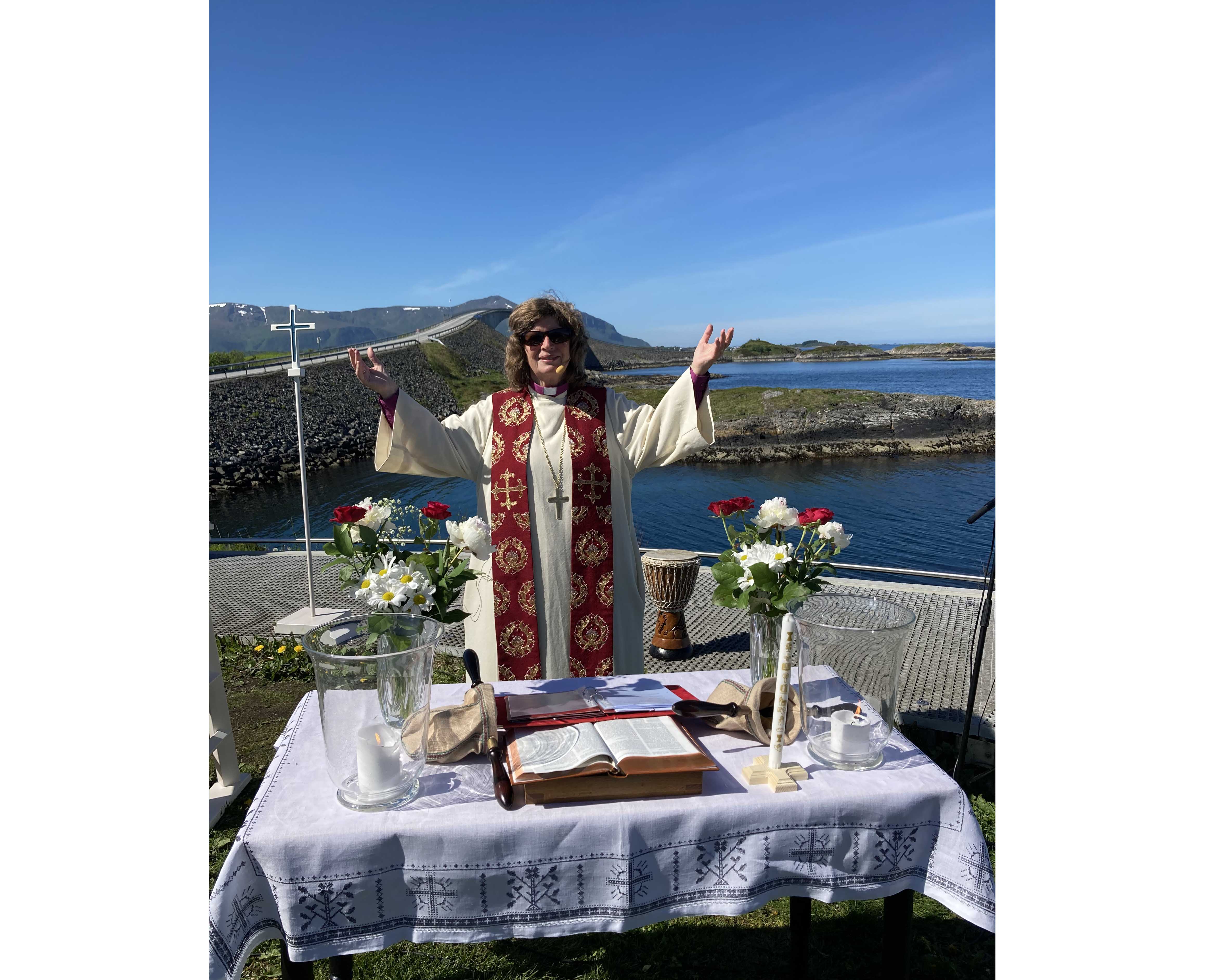 Bilete av biskop Ingeborg frå Havets dag ved Atlanterhavsvegen i 2022. Bilete: Møre bispedøme