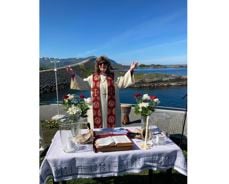 Bilete av biskop Ingeborg frå Havets dag ved Atlanterhavsvegen i 2022. Bilete: Møre bispedøme