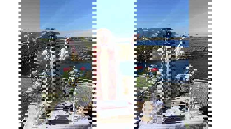 Bilete av biskop Ingeborg frå Havets dag ved Atlanterhavsvegen i 2022. Bilete: Møre bispedøme