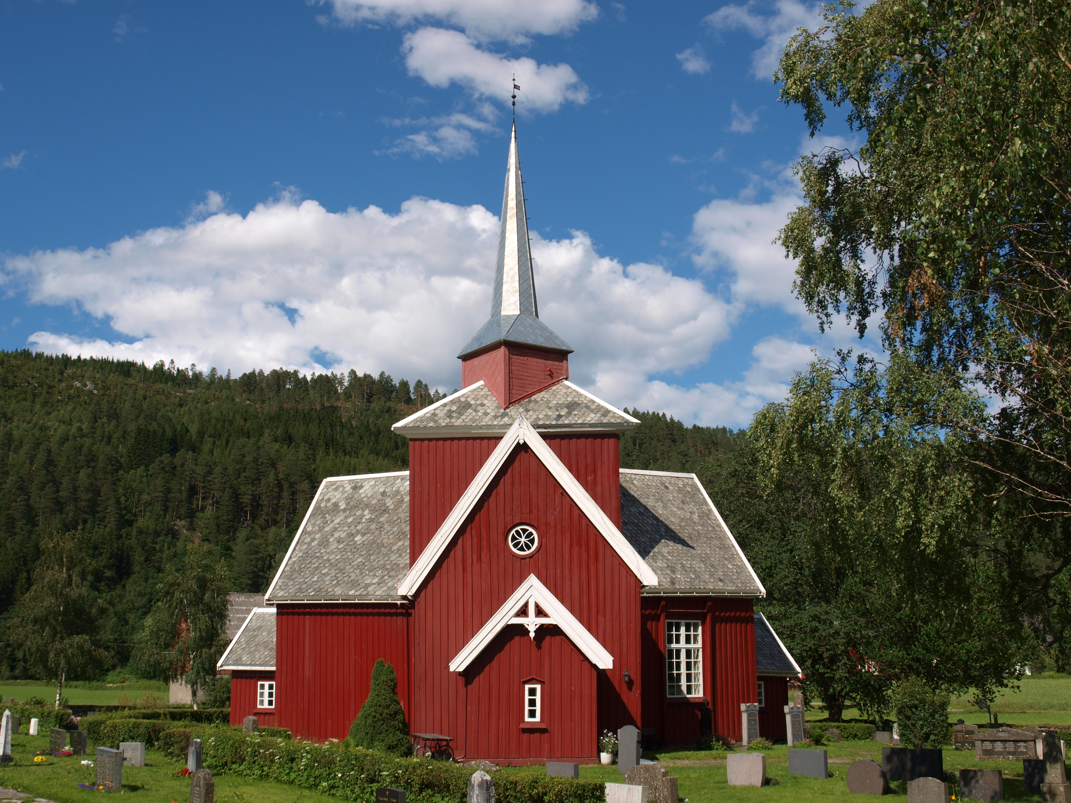 Mo kyrkje i Surnadal, ei av seks kyrkjer i kommuna. Bilete: Olve Utne