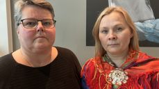 Leder i Mellomkirkelig råd Kristine Sandmæl og leder i Samisk kirkeråd Sara Ellen Anne Eira. Foto: Den norske kirke