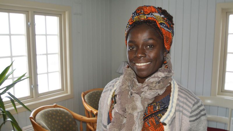Sophie Moke Meteke er utdannet teolog fra Kamerun. Nå er hun i gang i prestevikar-stilling i Averøy: – Jeg kommer til Averøya med et åpent sinn, og med hele min kamerunske og afrikanske erfaring og kulturelle bakgrunn. Det blir spennende, sier Sophie. (foto: Svein Magne Harnes)